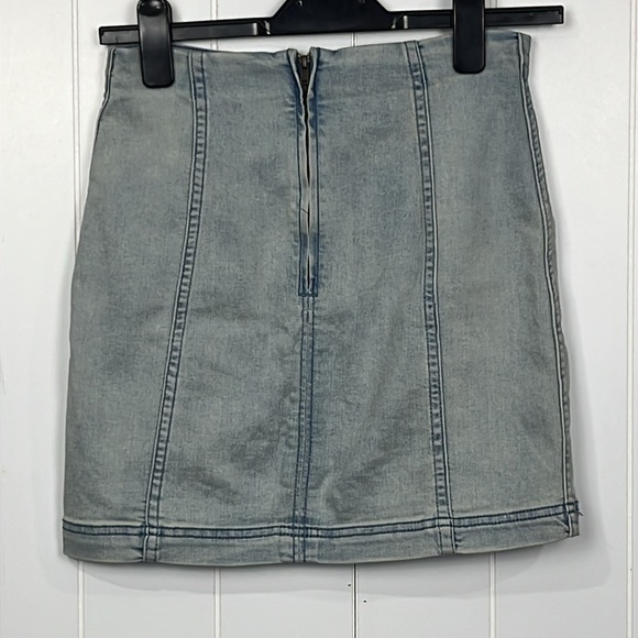 Free People Womens Jean Skirt 4 Light Wash Zip Back Stretch Waist Trendy Fun GUC - Picture 5 of 9